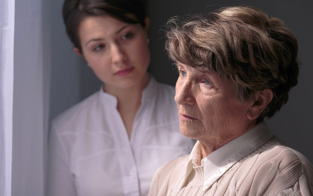 Read more about the article Ce trebuie să știi despre Alzheimer și de ce femeile sunt mai des afectate?