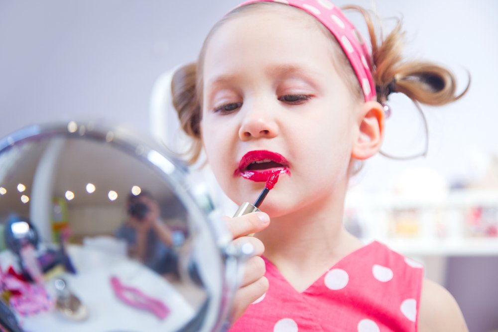 Read more about the article De ce sunt periculoase produsele cosmetice pentru copii