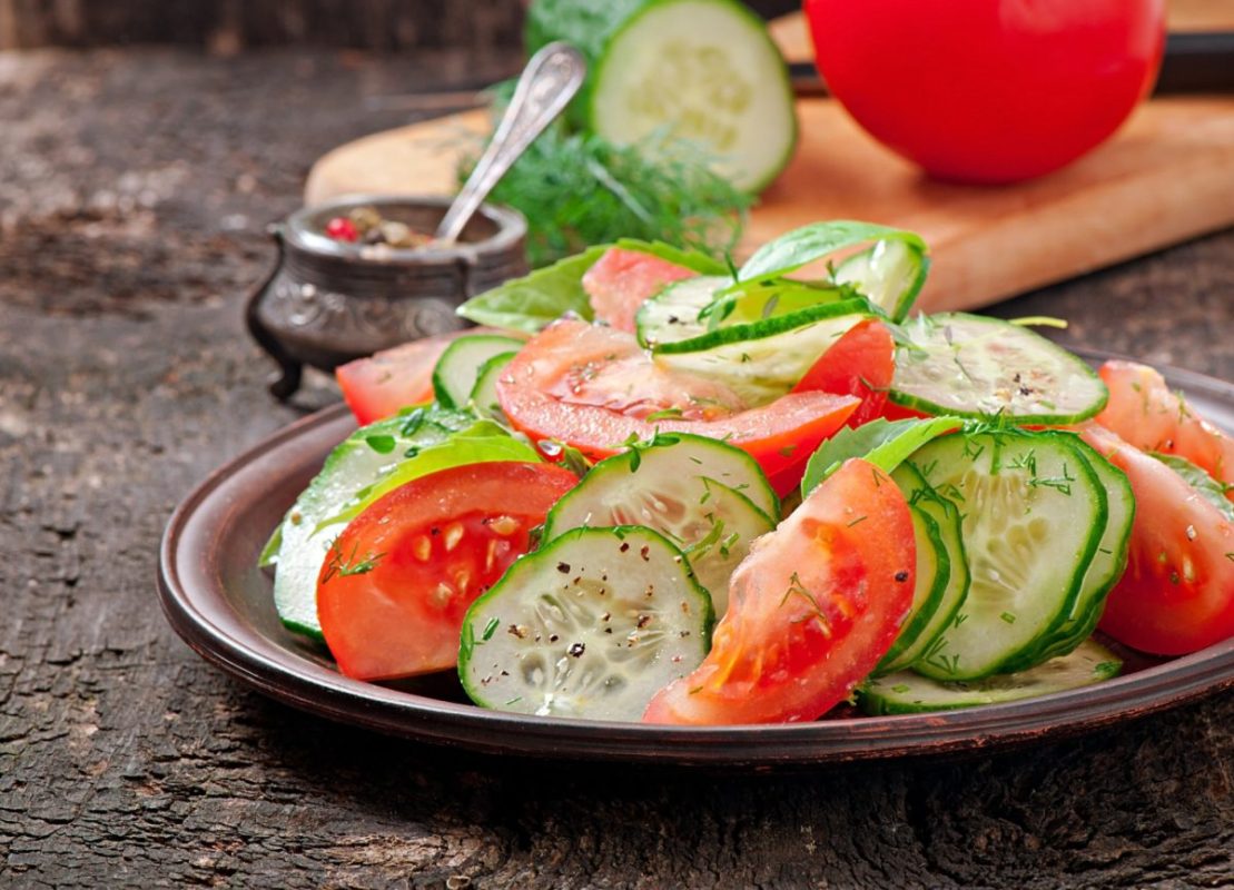 Read more about the article 3 motive pentru a nu combina castraveți și roșii într-o salată